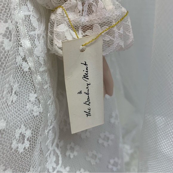 Danbury Mint Porcelain Bride Doll with Stand Gloria Vanderbilt - Picture 6 of 16